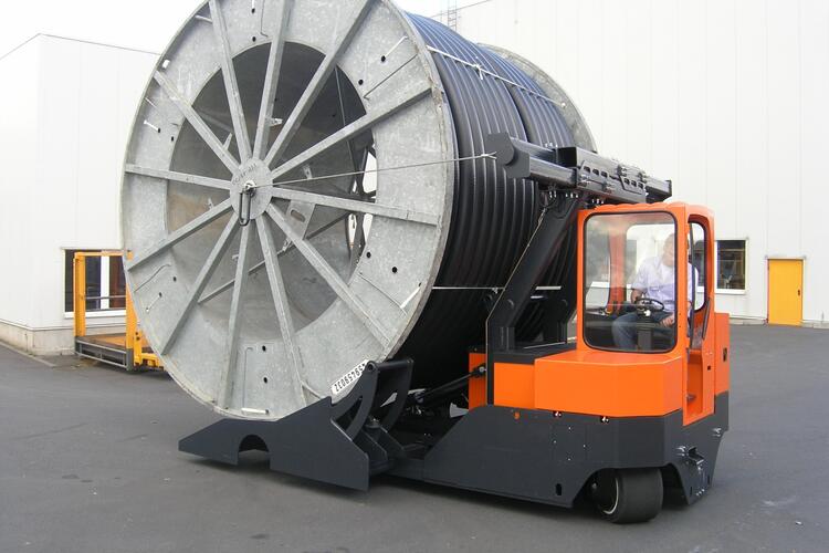 Der HUBTEX Trommeltransporter mit schwenkbarer Aufnahmetraverse