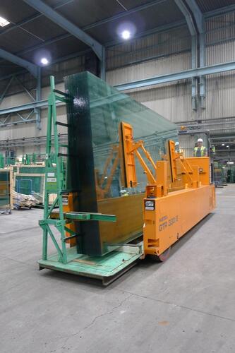 Glasgestelltransporter GTR 330 von HUBTEX beim Glashandling