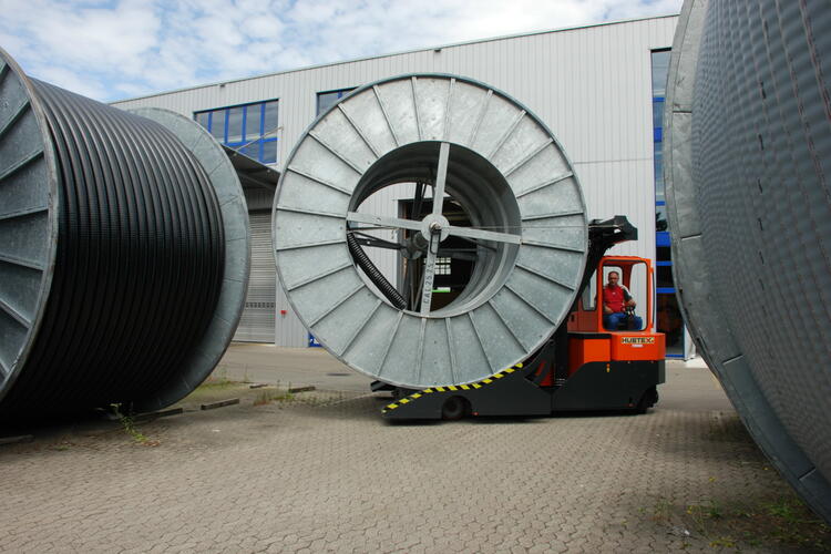 Ein HUBTEX Trommeltransporter.