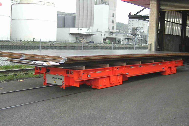 HUBTEX Gleiswagen beim Transport von Langgut.