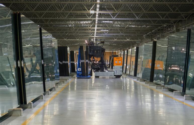 der HUBTEX M150 mit Glasgestell bei der Lastaufnahme