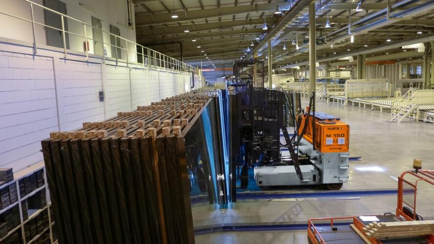 der HUBTEX Mehrwege-Seitenstapler mit Gestell zur Aufnahme von Glas