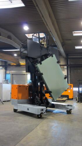 Drehgerät für Glastransport an einem HUBTEX Mehrwege-Seitenstapler