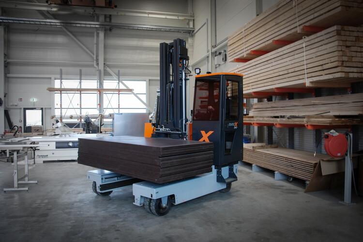 The HUBTEX MaxX 30 with a load capacity of up to 3 tons