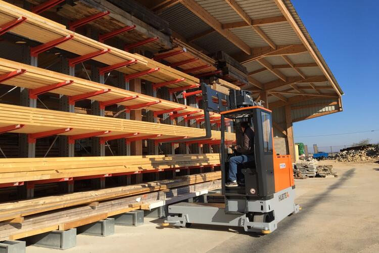 the HUBTEX MaxX multidirectional sideloader being used to pick up long goads