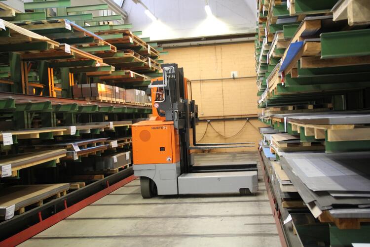 Toegepast bij verschuifbare rekkensystemen wordt de benodigde ruimte voor de gangen gereduceerd tot een minimum.