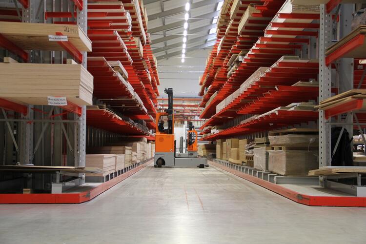 Le chariot latéral HUBTEX MQ 40 dans le négoce du bois