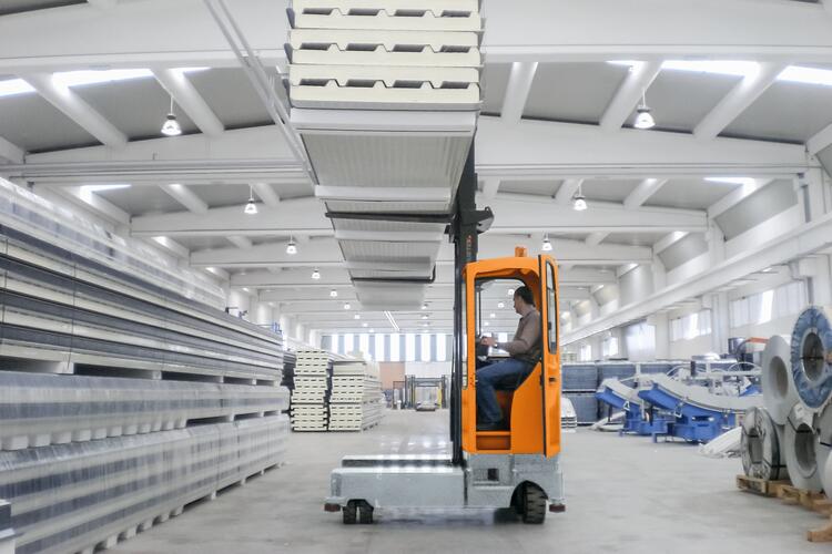 Das Handling von langen Lasten erfolgt aufgrund des Langgutgabelträgers stets sicher.