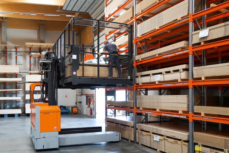 Bei Bedarf lassen sich Mehrwege-Seitenstapler mit einer aufnehmbaren Kommissionierplattform ausrüsten.