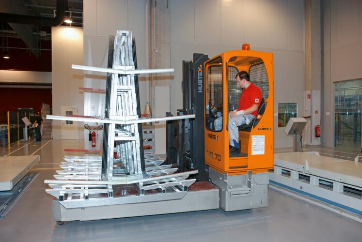 der HUBTEX MQ 70 beim Handling eines Glasgestells