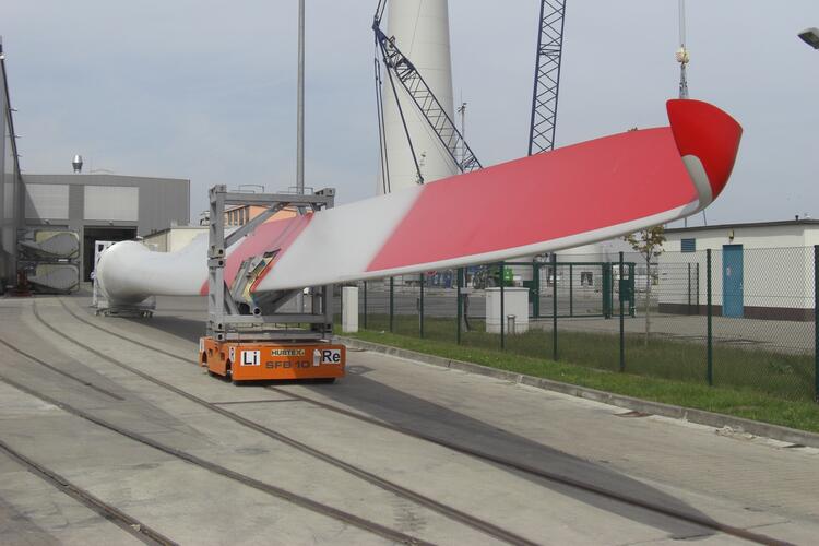 Transport van rotorbladen met een platformwagen van HUBTEX
