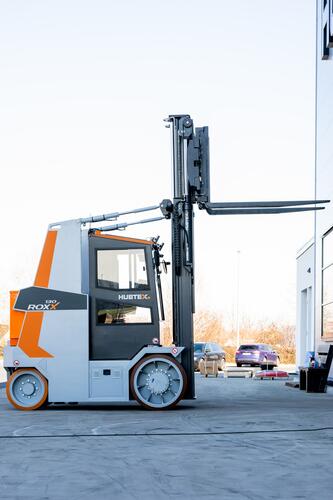 The heavy-duty compact forklifts transport heavy loads in confined spaces.