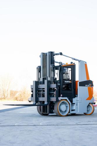 The heavy-duty compact forklifts have a low-noise electric drive.