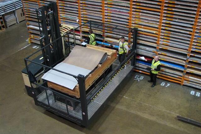 Hele grote houtplaten worden met de elektrische meerwegzijladers met bevestigd platform verzameld