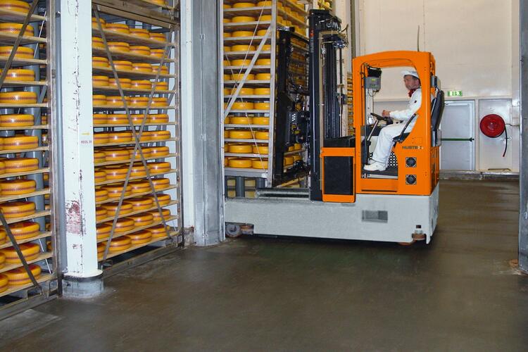 De HUBTEX SQ neemt een rek kazen op.