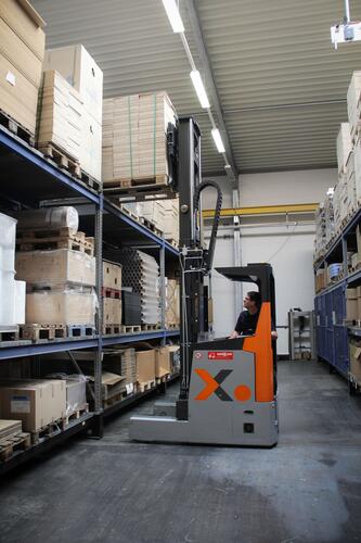 Reachtruck bij handling van paletten.