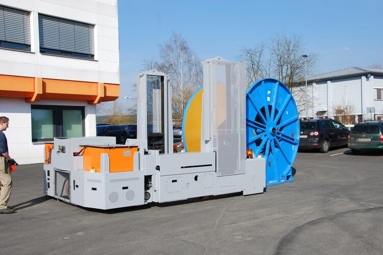 ケーブルドラムを持ち上げている運搬車