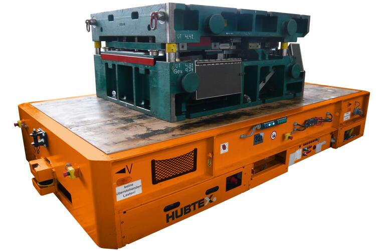 Zware gereedschappen worden met de platformwagen van HUBTEX getransporteerd