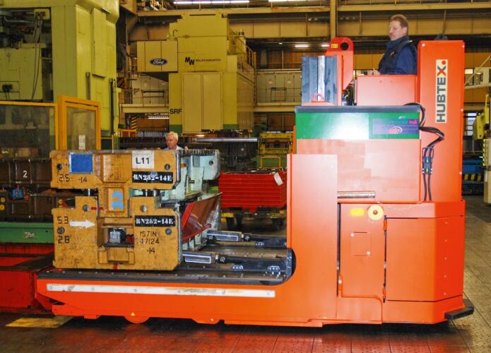 O trocador de ferramentas dispõe de alturas de mesa baixas e capacidades de carga elevadas.