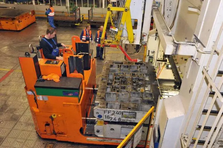 Ein HUBTEX Fahrzeug beim Wechsel eines Werkzeuges.