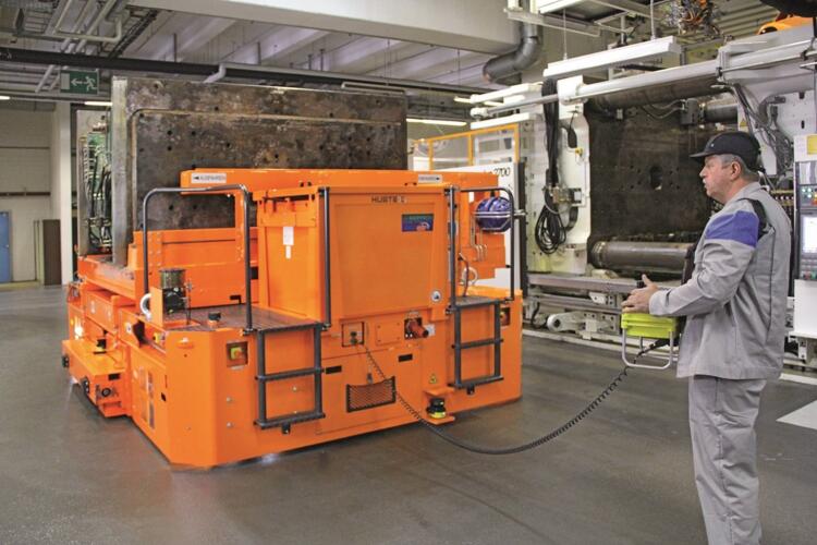 O trocador de ferramentas é controlado por meio de um controle remoto via rádio.