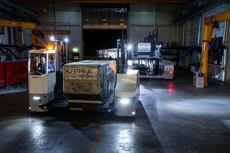 El X-Way Mover de HUBTEX | DIMOS durante el transporte de ULD en una nave industrial