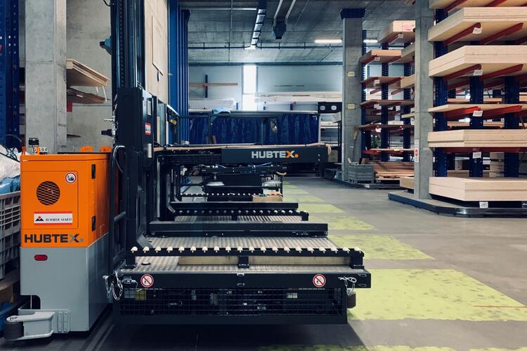 Zijaanzicht van de elektrische dubbelzijdige orderpicker met meerwegbesturing MK 70 van HUBTEX