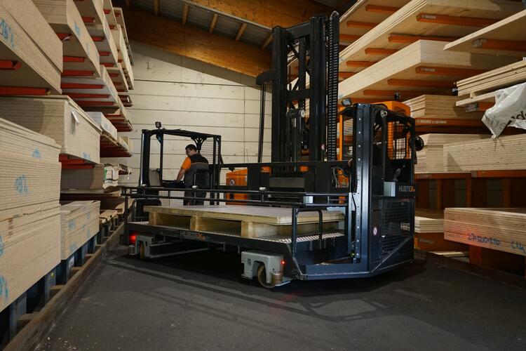 Der HUBTEX MQ70 mit abnehmbarer Kommissionierplattform