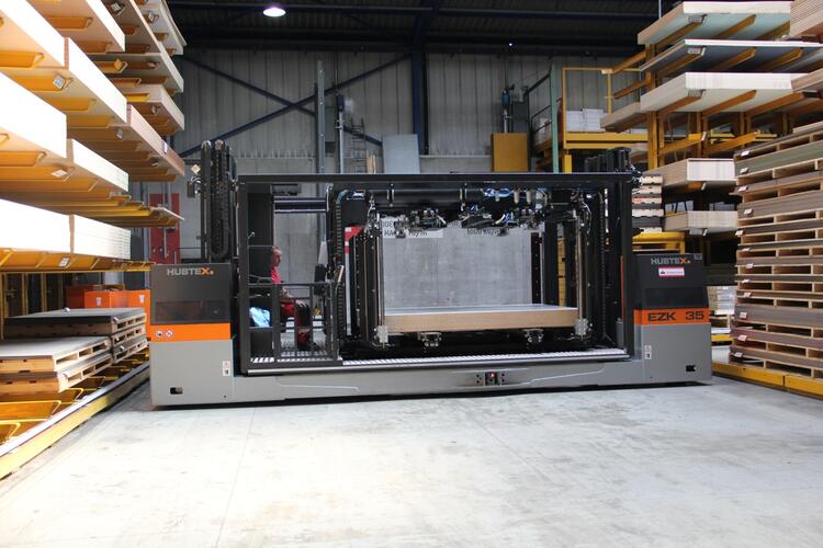 Die HUBTEX Elektro-Zweiseiten-Kommissionierplattform EZK 35 im innerbetrieblichen Einsatz