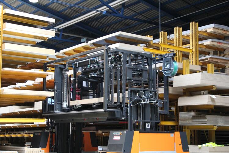 Der HUBTEX EZK 35 mit ausgefahrenem Mast