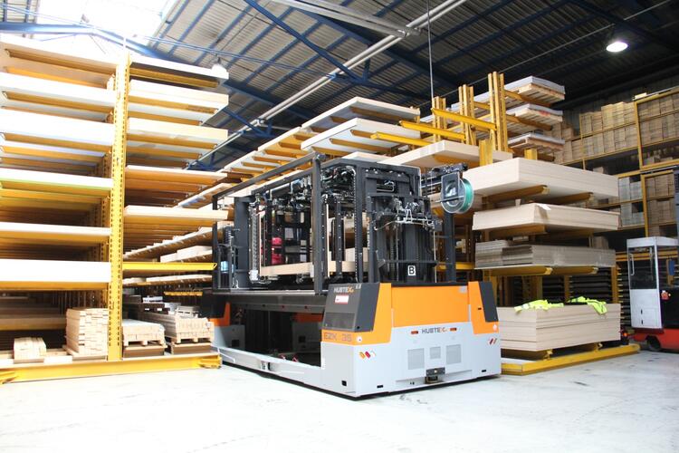 Der HUBTEX EZK 35 im Einsatz bei der Kronospan Schweiz AG