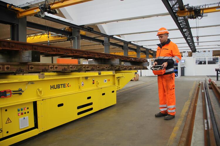 La plataforma transportadora HUBTEX SFB en acción en la industria del metal