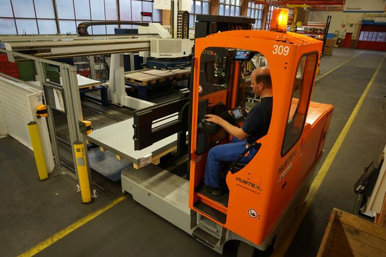 Der HUBTEX MQ 40 beim Handlingtransport von schweren Metallwaren