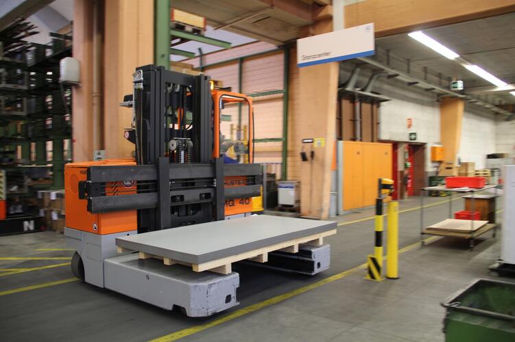 Der HUBTEX MQ 40 im Einsatz in der Metallbranche