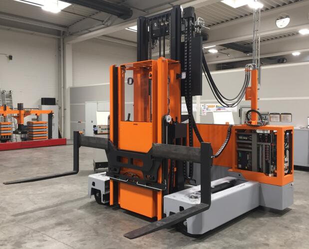 Der Elektro-Mehrwege-Kommissionierstapler MU-OP von HUBTEX