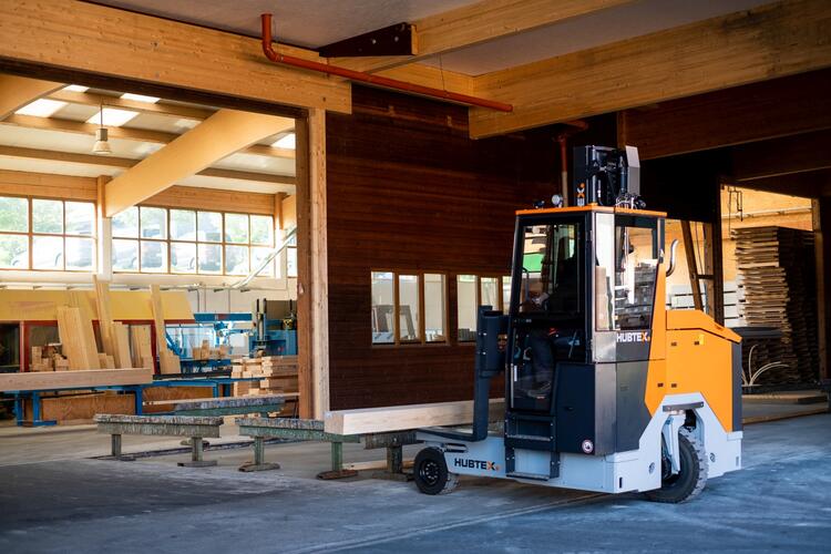 El nuevo DQ-X de HUBTEX en el almacén de madera