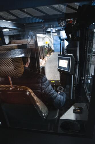 Kabina kompaktowego wózka widłowego do superciężkich ładunków HUBTEX RoxX zapewnia najlepszą widoczność w swojej klasie