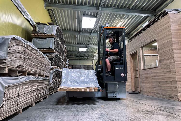 La carretilla multidireccional Phoenix transporta madera