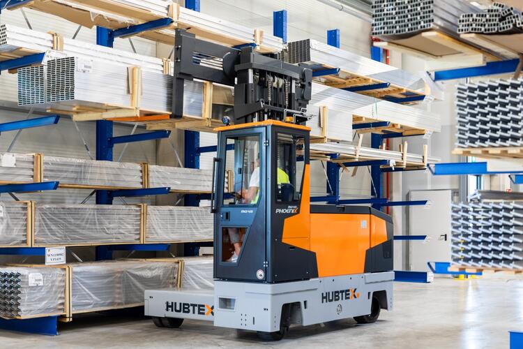 La nouvelle série Phoenix de chariots électriques latéraux multidirectionnels en action