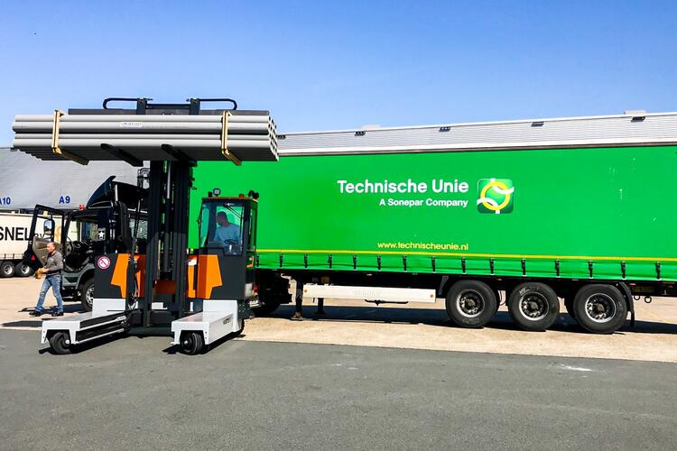 Le chariot élévateur multidirectionnel MaxX 45 décharge un camion