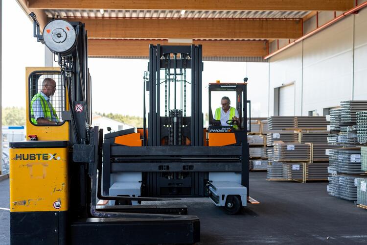 chariot élévateur multidirectionnel phoenix et estl