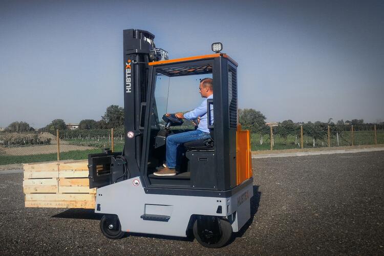 Counterbalanced forklift FluX transports wooden pallets