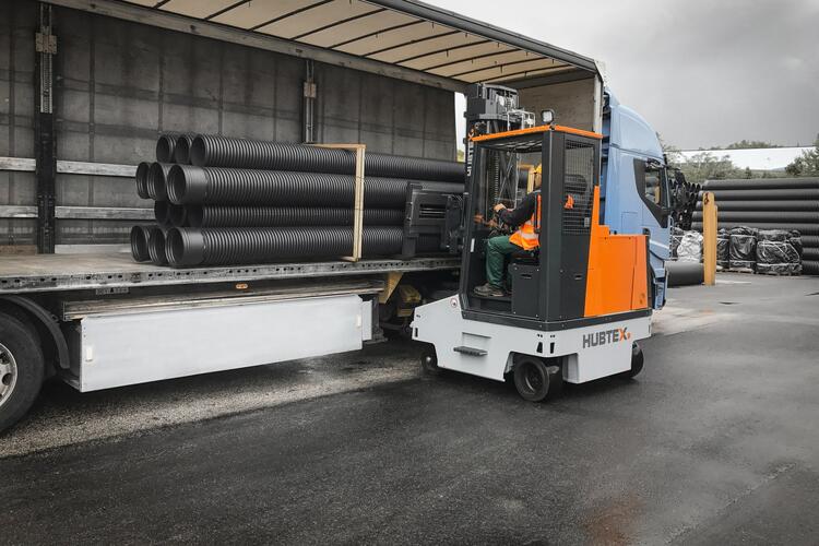 The FluX counterbalanced forklift loading a truck