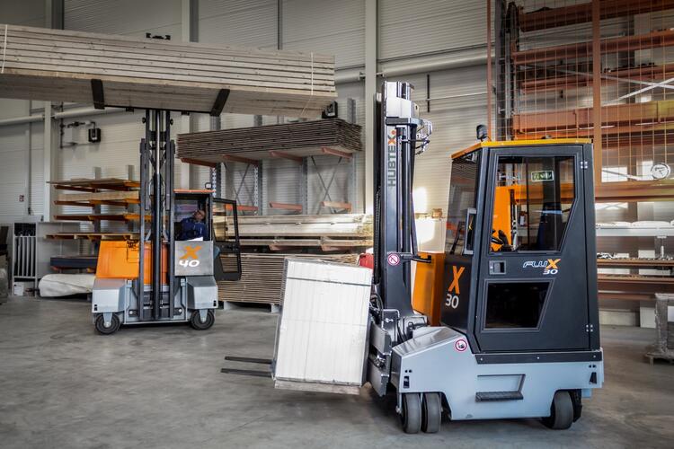 Long goods and pallet handling with the FluX counterbalanced forklift truck