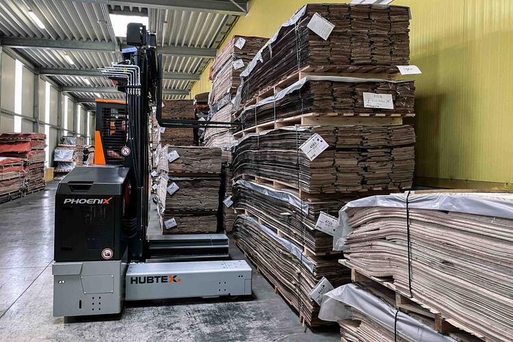 Mehrwegestapler nimmt Holz auf