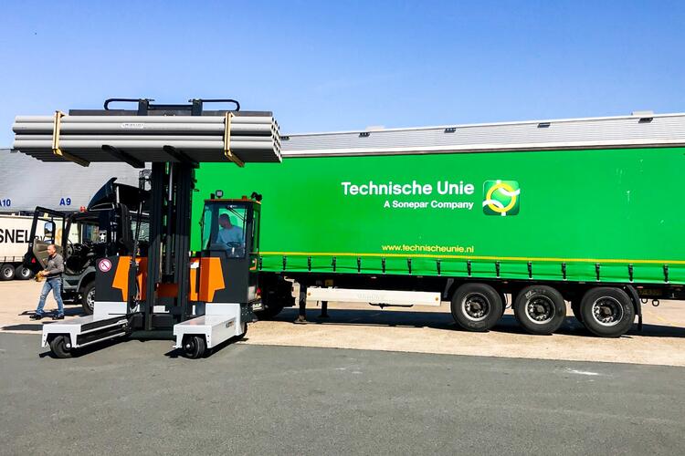 Mehrwegestapler MaxX 45 entlädt LKW