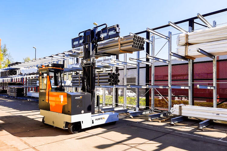 Mehrwegestapler MaxX 45 transportiert Rohre