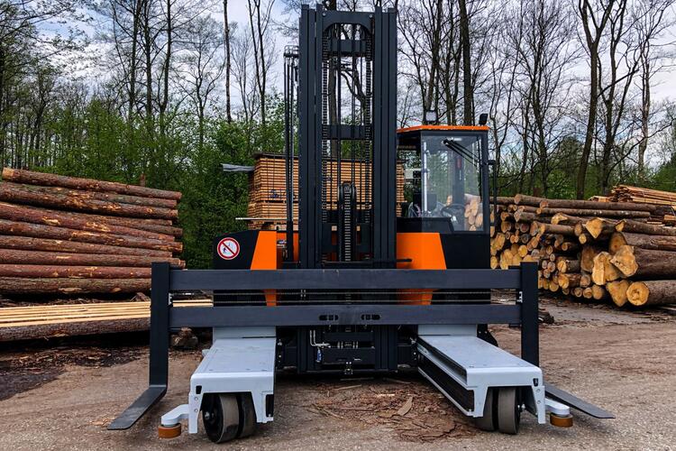 MaxX 45 multi-directional forklift with wide fork carriage