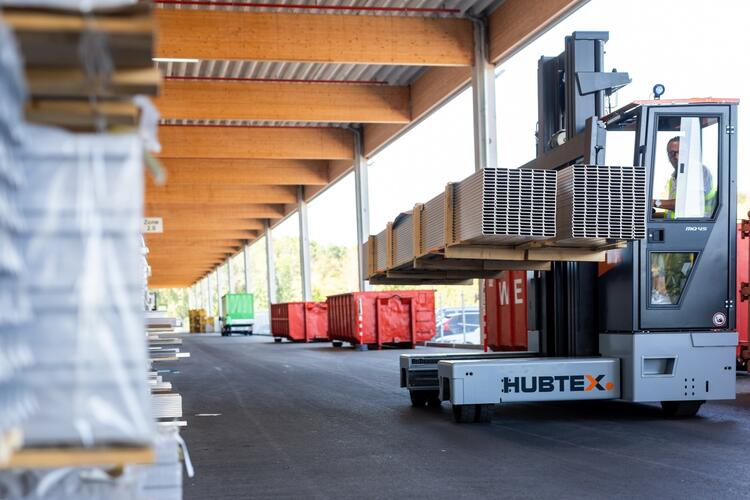 Multi directional forklift PhoeniX transports long loads