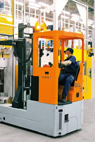 HUBTEX reach trucks are used in various industries, here in the automotive industry